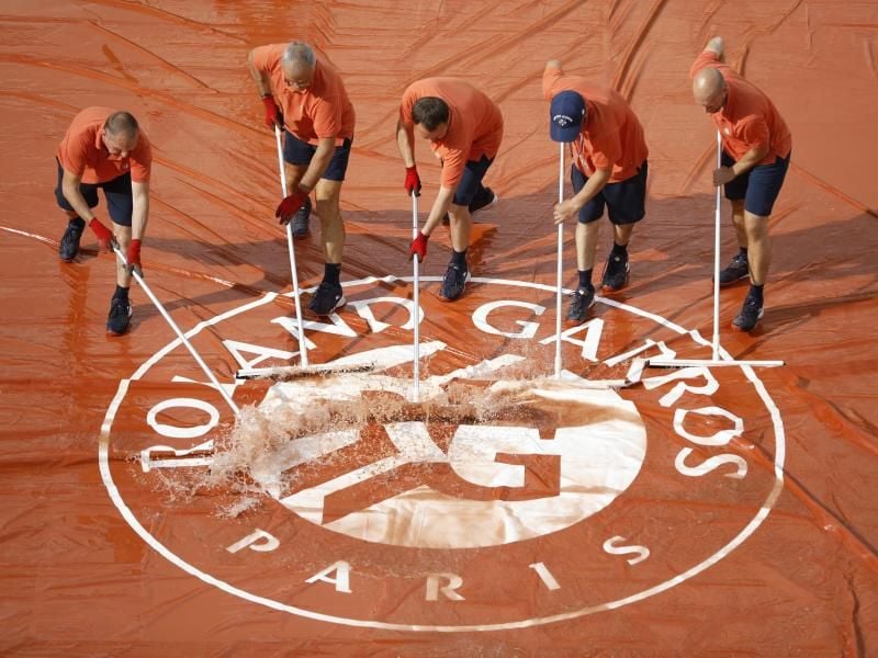 Regen in Paris: Derzeit kann bei den French Open nicht gespielt werden. Foto: Jean-Francois Badias/AP