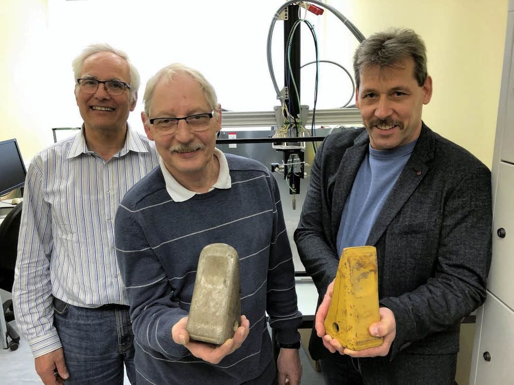 Diese Männer haben Ideen und zeigen Zähne: Professor Achim Merklinger (l.), Dietmar Glatz (M.) mit einem stark abgenutzten und René Beyer mit einem neuen Baggerzahn