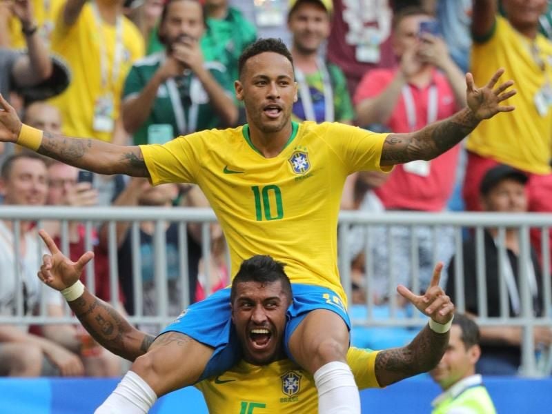 Brasilien-Star Neymar (o.) will gegen Belgien nur für positive Schlagzeilen sorgen. Foto: Christian Charisius