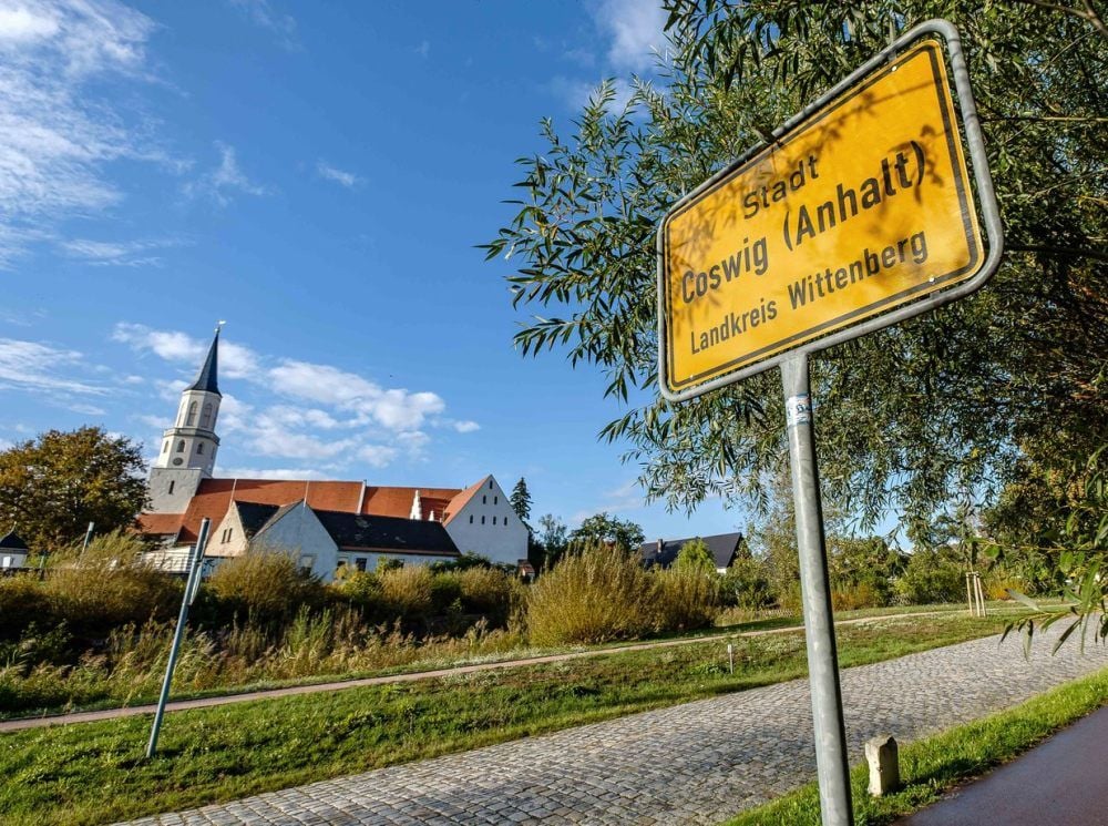 Das hiesige Coswig ist in Anhalt verortet. Der Zusatz hilft, Verwechslungen zu vermeiden.