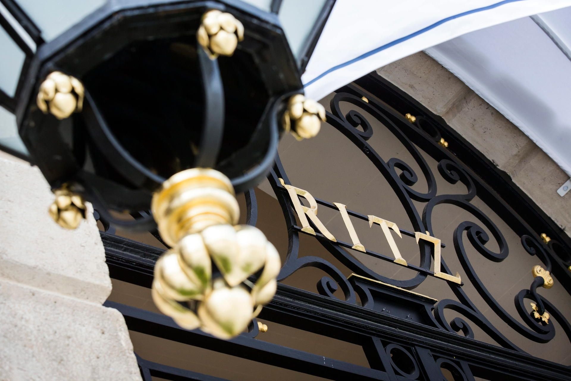 Eingang des Ritz-Hotels in Paris