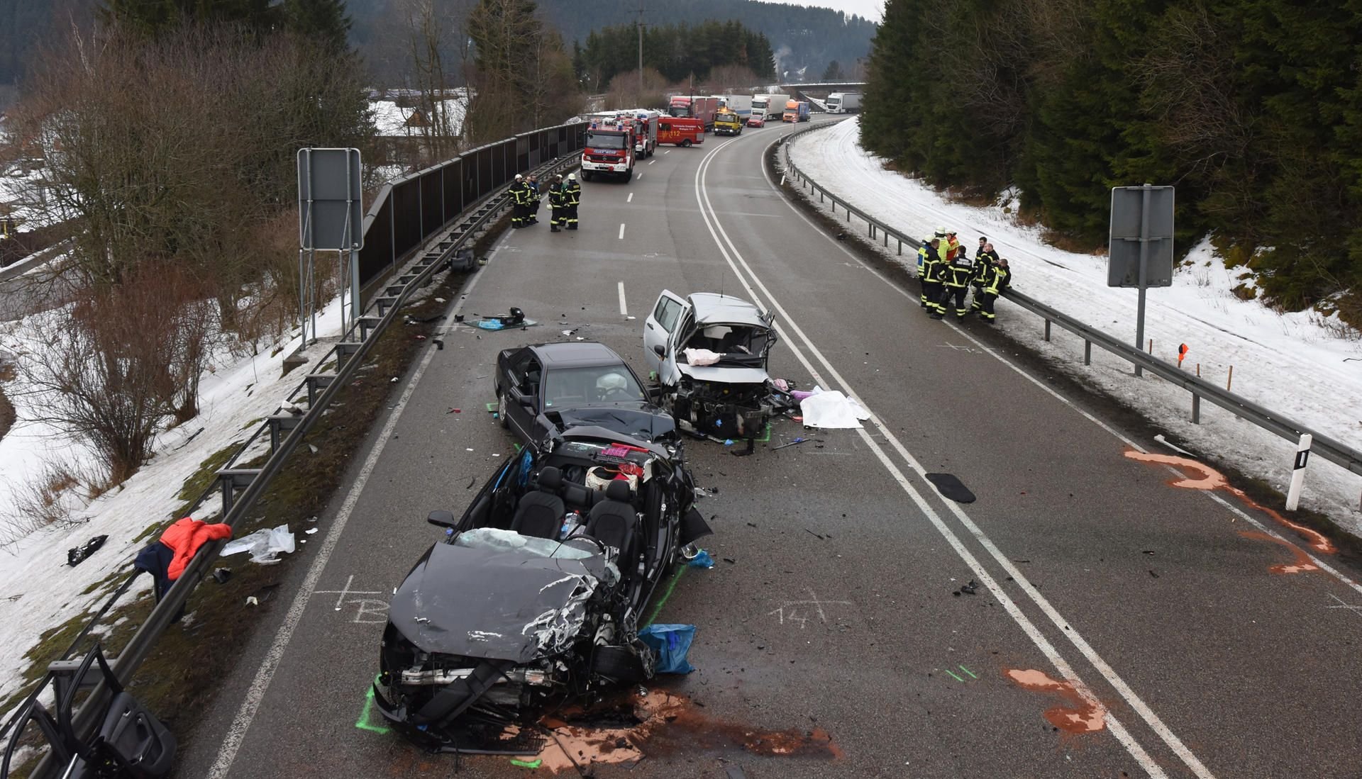 Drei zerstörte Fahrzeuge stehen auf der B31 bei Titisee-Neustadt