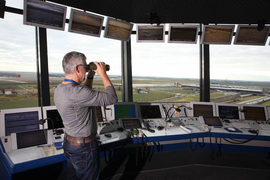 Der Tower am Flughafen überließ den Piloten die Entscheidung.