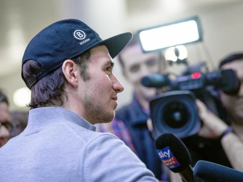 Felix Neureuther gibt am Flughafen München Auskunft. Foto: Lino Mirgeler
