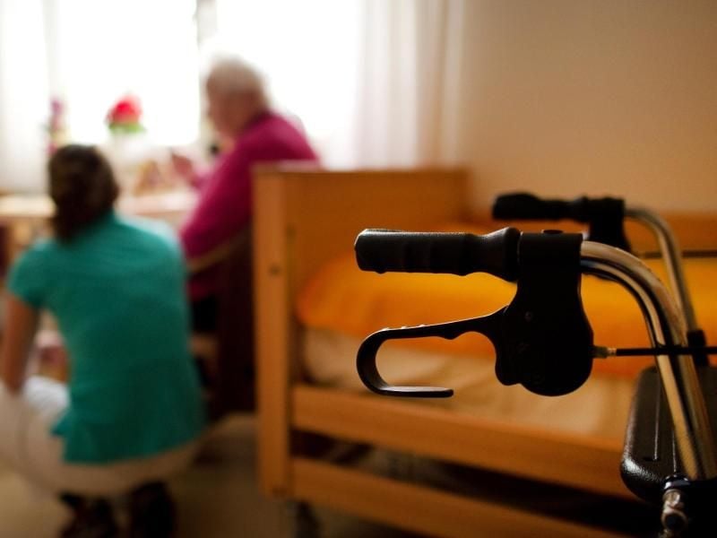 Im stationären Bereich wird im Zuge der Pflegereform ab Januar ein einrichtungseinheitlicher Eigenbetrag eingeführt. Innerhalb der gleichen Einrichtung sollen die Eigenanteile aller Bewohner ab Pflegegrad zwei gleich hoch sein. Foto: Arno Burgi