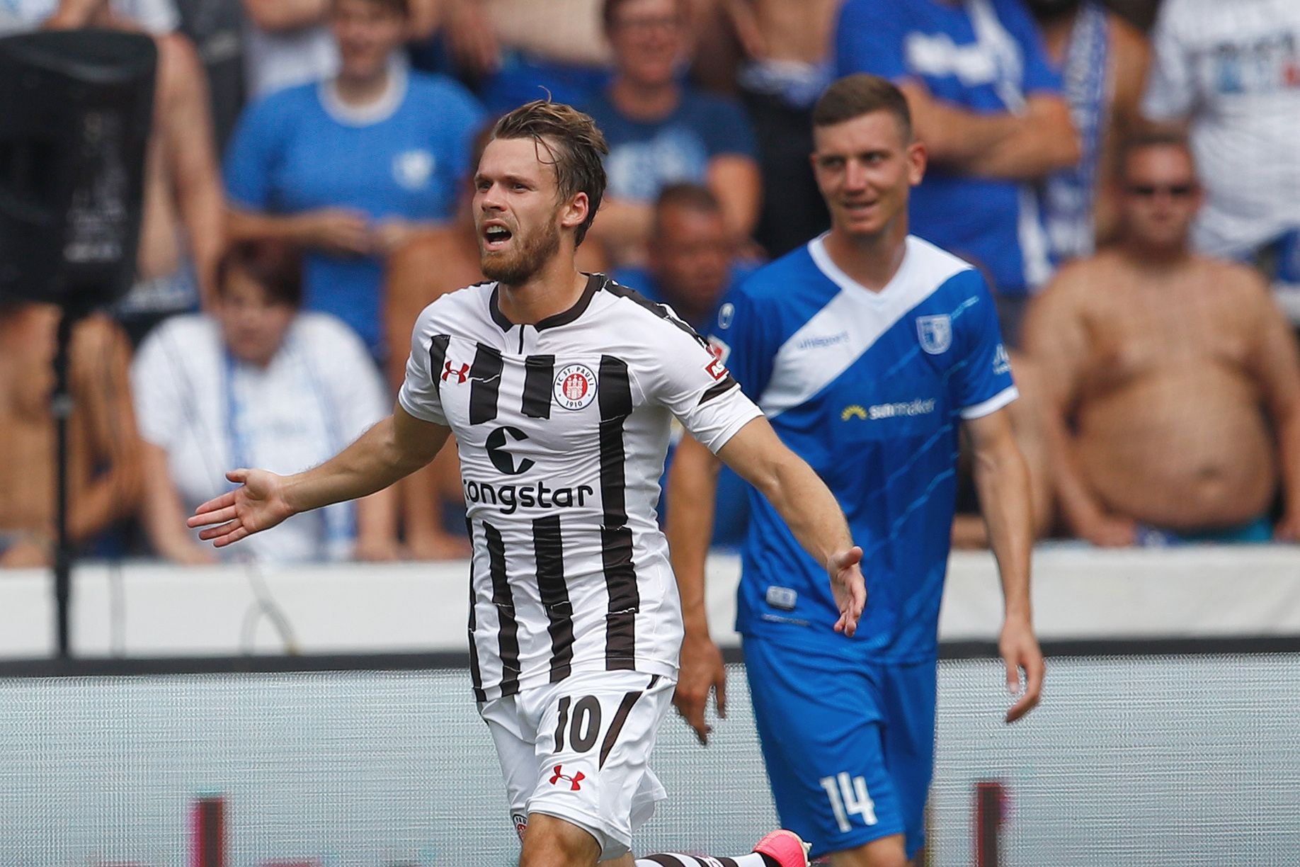St. Paulis Christopher Buchtmann (l) jubelt nach seinem Tor zum 1:1 fuer St. Pauli, dahinter steht der Magdeburgs Steffen Schaefer.