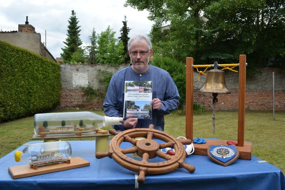 Mario Krieg mit dem neuen Buch und einigen Exponaten aus seiner maritimen Sammlung.