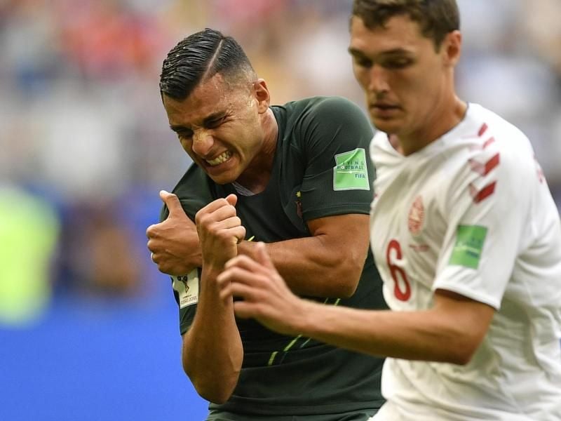 Australiens Andrew Nabbout (l) hält sich seine verletzte Schulter. Foto: Martin Meissner/AP