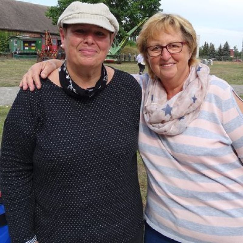 Gut gelaunt am Einlass: Bianca Heinemann (re.) und Elke Pfennig, zwei von 80 ehrenamtlichen Helfern