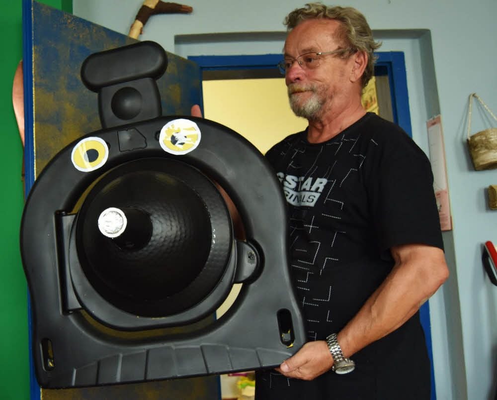 Dietmar Luther mit dem gestalteten „Gesicht“ der Lok von Jim Knopf.