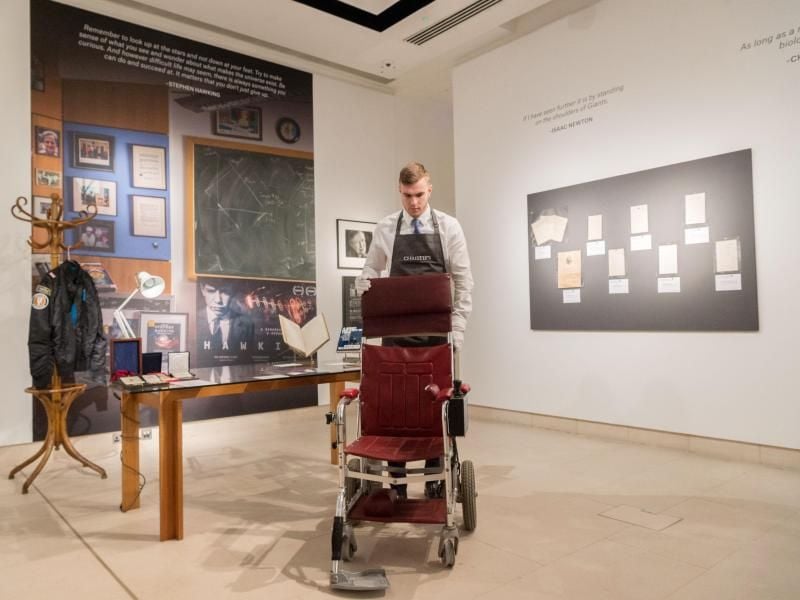 Stephen Hawkings Rollstuhl wurde in London versteigert. Foto: Ray Tang/XinHua