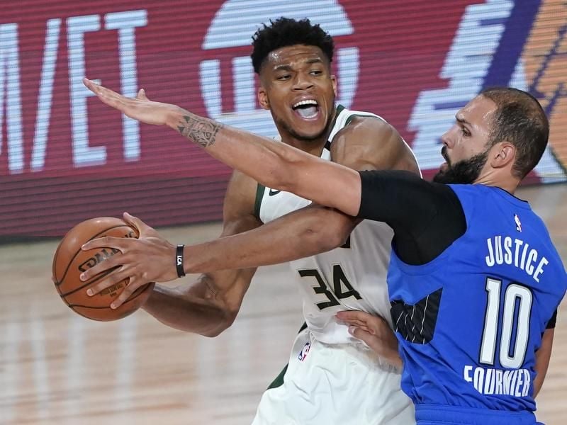 Bucks-Star Giannis Antetokounmpo (l) führt sein Team eine Runde weiter. Foto: Ashley Landis/AP/dpa