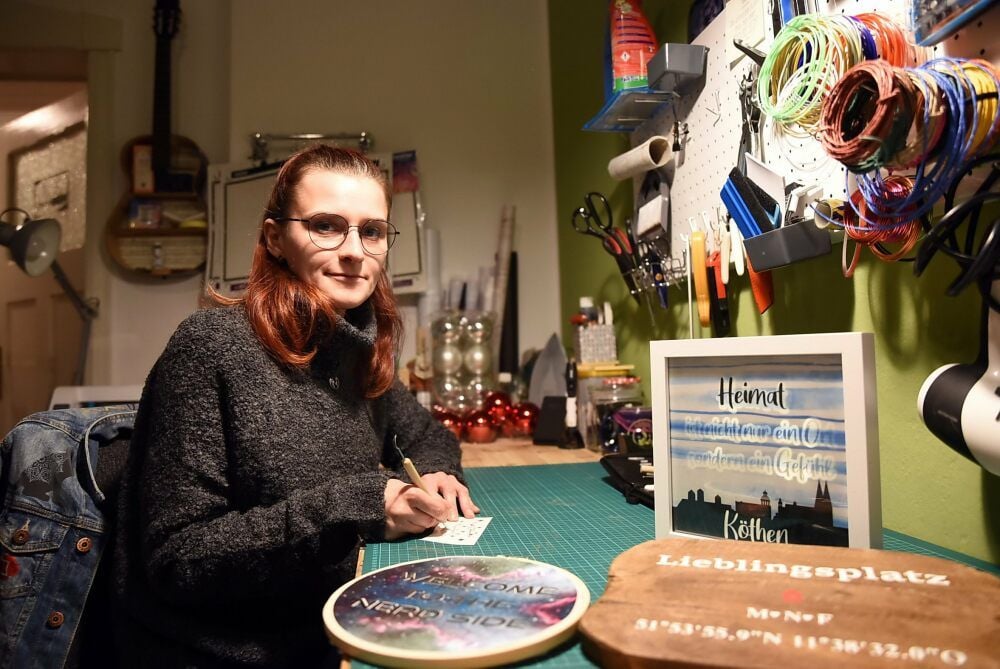 In ihrem Bastelzimmer arbeitet Astrid Scheiding an personalisierten Geschenken. In jedem einzelnen steckt viel Arbeit und Herzblut.