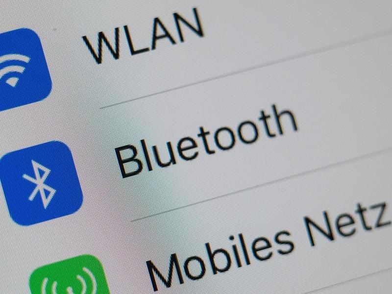 Ab der Bluetooth-Version 4.2 steht Android-Nutzern eine Schnellkoppelfunktion. Die Verbindung mit einem BLE-fähigen Gerät gelingt dann mit einem Fingertipp. Foto: Andrea Warnecke/ dpa-tmn