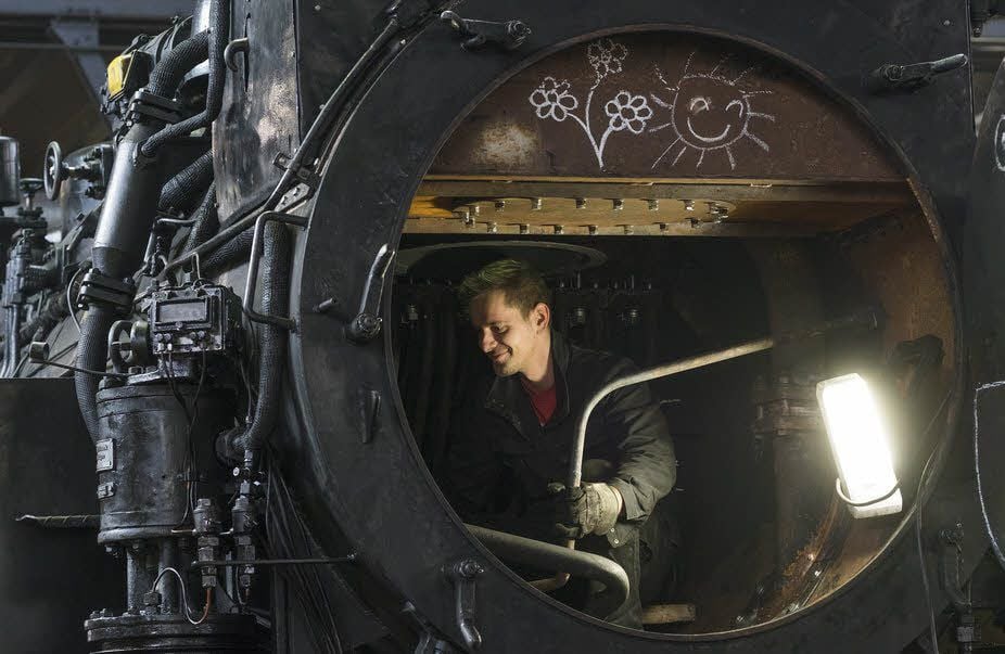Die Harzer Schmalspurbahnen GmbH will künftig in einer eigenen Werkstatthalle den Fuhrpark warten. Instandhaltungsarbeiten werden bereits in Eigenregie durchgeführt.