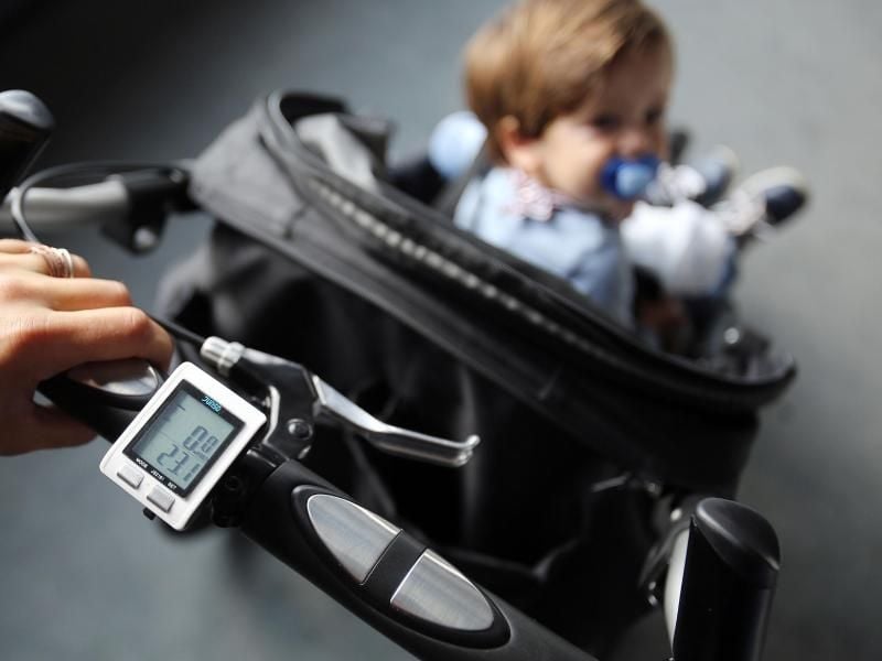 Der Buggy ist für den Transport kleiner Kinder wichtig. Wenn sie aber schon laufen können, sollten Eltern sie nicht länger als 45 Minuten pro Tag kutschieren. Foto: Oliver Berg/dpa