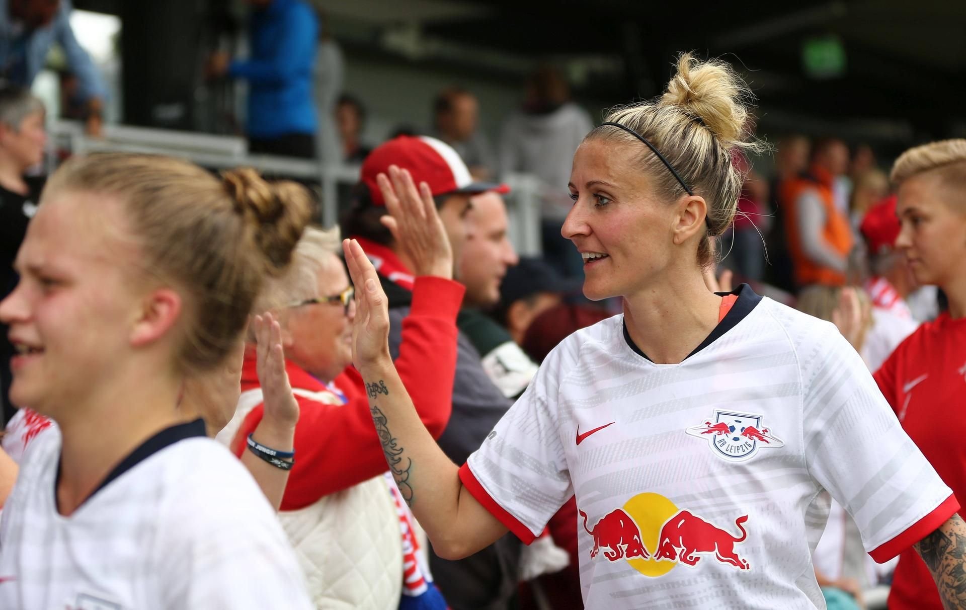 DFB-Pokal der Frauen: Anja Mittag im Trikot von RB Leipzig klatscht mit Fans ab.