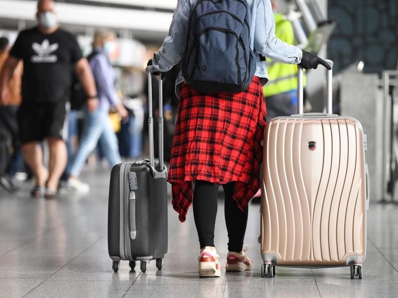 Reisende, die aus Covid-19-Risikogebieten zurückkehren, müssen in einigen Bundesländern in Quarantäne. Dann kann für Berufstätige ein Lohnausfall drohen. Foto: Arne Dedert/dpa/dpa-tmn