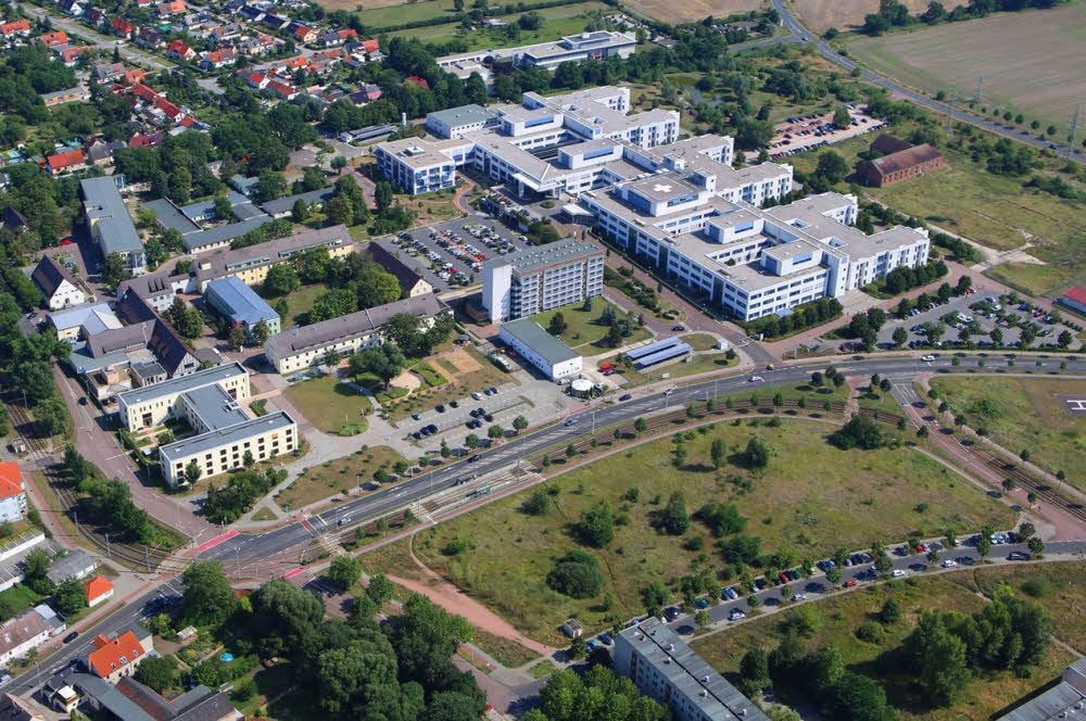 Das Bild des Städtischen Klinikums wird sich ändern. Der eingeschossige Anbau für zwei weitere Operationssäle wird integriert.
