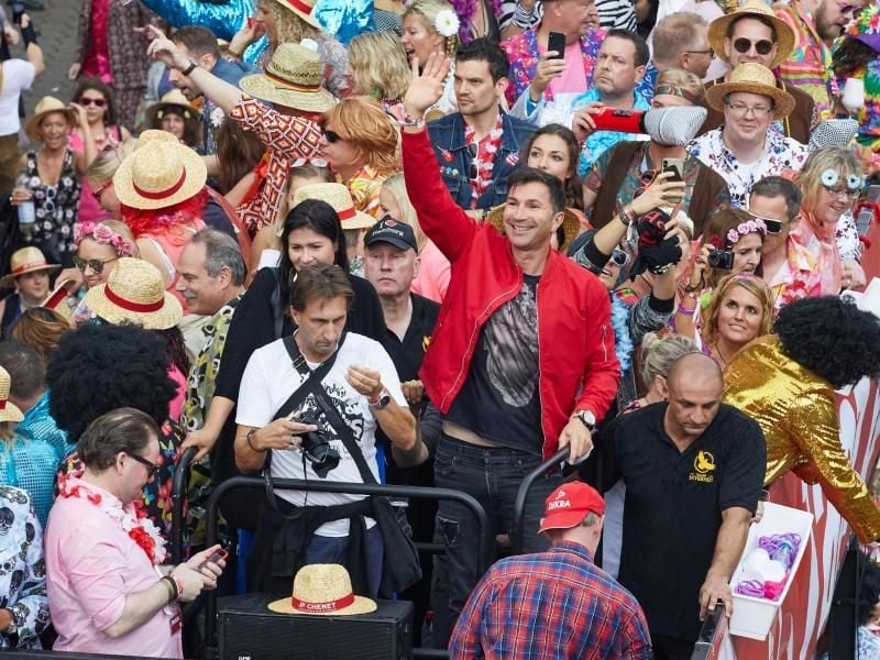 Musiktrucks beim Hamburger Schlagermove: In der roten Jacke winkt Lucas Cordalis, Sänger und Sohn der jüngst verstorbenen Schlager-Ikone Costa Cordalis. Foto: Georg Wendt