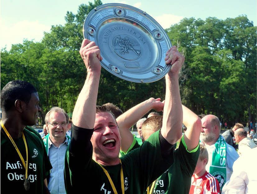 Der größte Erfolg: Heiko Wiesegart streckte die Landesmeistertrophäe in Höhe und feierte mit dem Team den Oberliga-Aufstieg.
