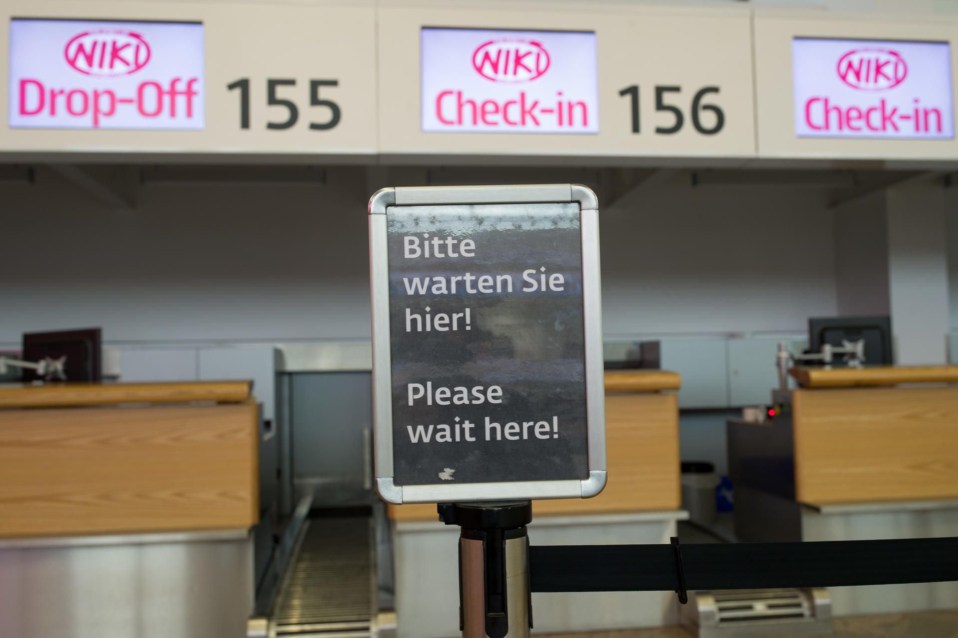 Der Niki Check-in Schalter auf dem Flughafen Schwechat bei Wien (Österreich).