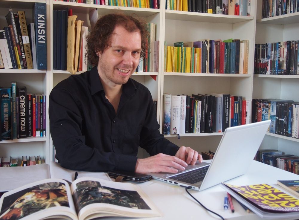 Schauspieldirektor Alexander Kohlmann sitzt in Braunschweig