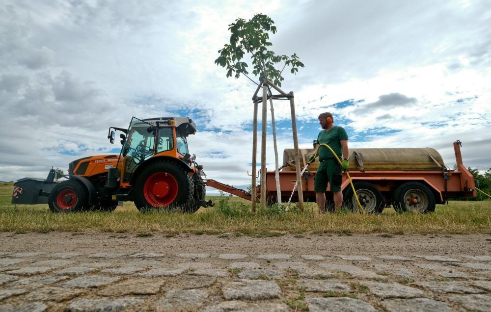 Der Traktor mit dem Wassertank auf dem Anhänger trägt den Spitznamen Wasserkuh. Das Fahrzeug gibt es auch in einem kleineren Format.