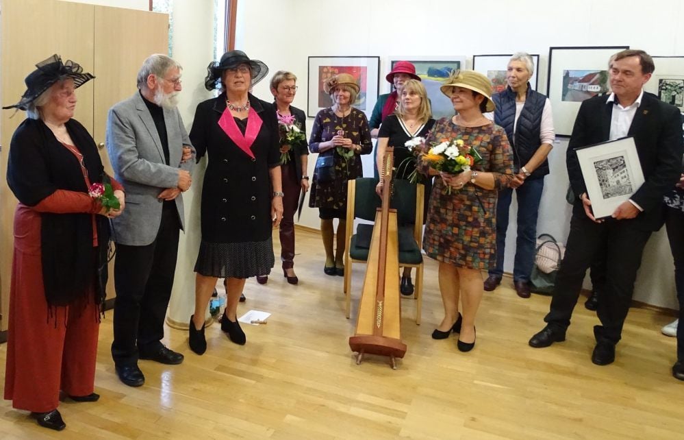 Die Dienstagsmalerinnen und ihr Mentor Gerhard Kitzig bei der Vernissage. Musikalisch umrahmt wurde diese von Dorothea Schulze an der Harfe.