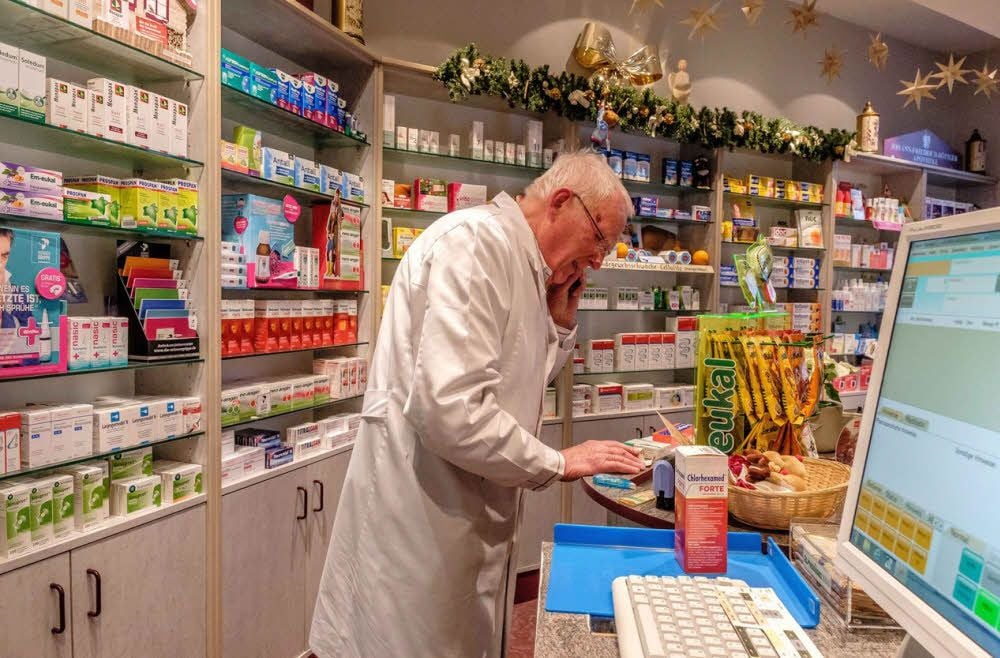 Apotheker Heinrich Menz hilft zu Weihnachten jenen weiter, die an seiner Tür klingeln oder anrufen.
