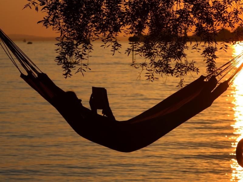 In den Ferien ist endlich Zeit, mal richtig gemütlich abzuhängen - die Erholung kann auch vom Chef bezuschusst werden. Foto: Karl-Josef Hildenbrand