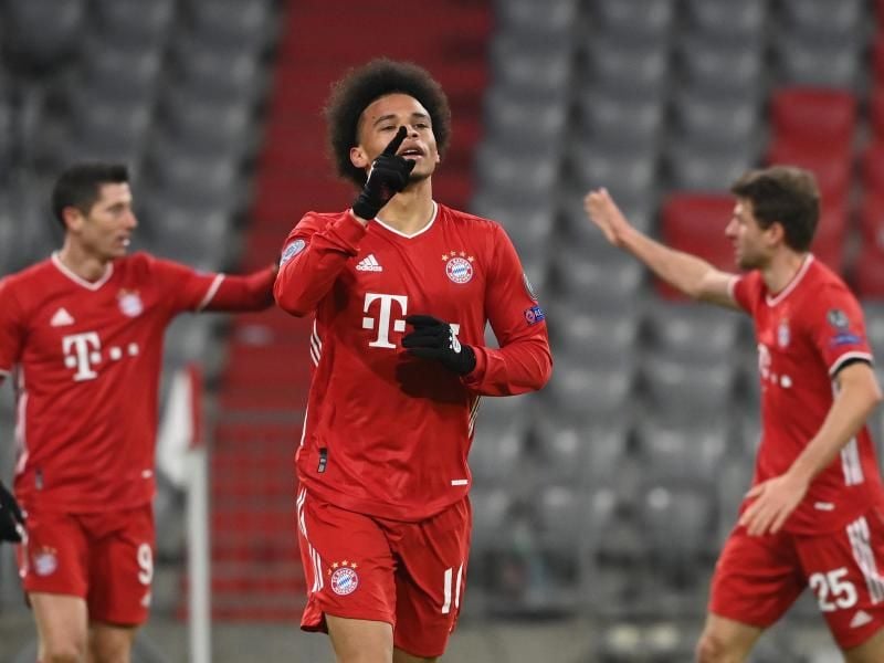 Leroy Sané (M) feiert sein Tor zum 3:0 für den FC Bayern, während hinter ihm Robert Lewandowski (l) und Thomas Müller abklatschen. Foto: Sven Hoppe/dpa