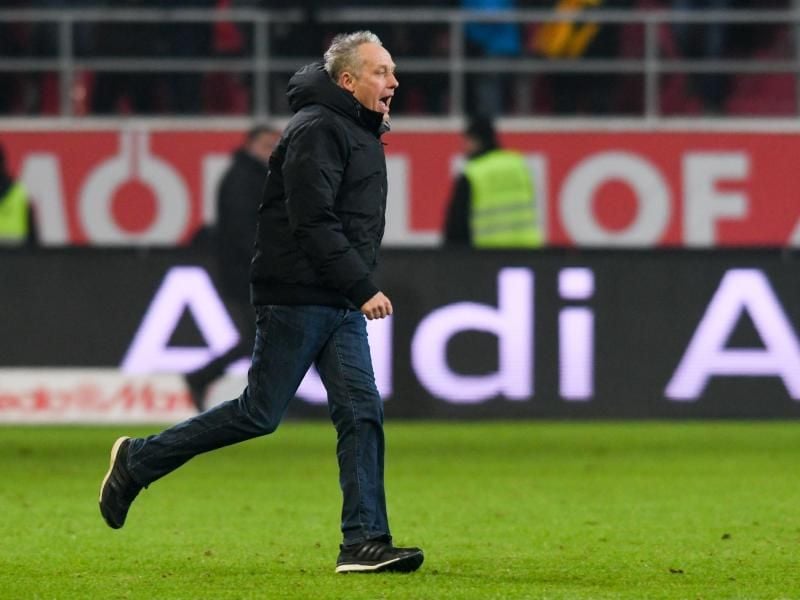 Christian Streich bejubelte den Sieg in Ingolstadt. Foto: Armin Weigel