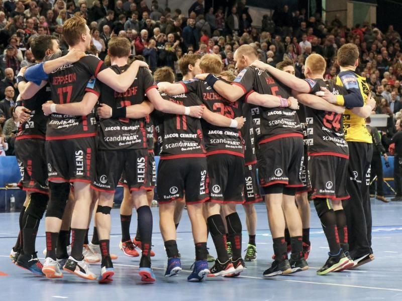 Die Spieler der SG Flensburg-Handewitt bejubeln den Viertelfinaleinzug. Foto: Frank Molter