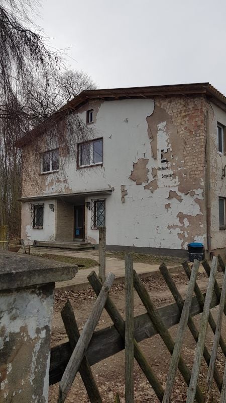 Der Putz bröckelt am Gebäude des ehemaligen Betriebsferienlagers des Bau- und Montagekombinates (BMK) in der Stolberger Straße in Harzgerode.
