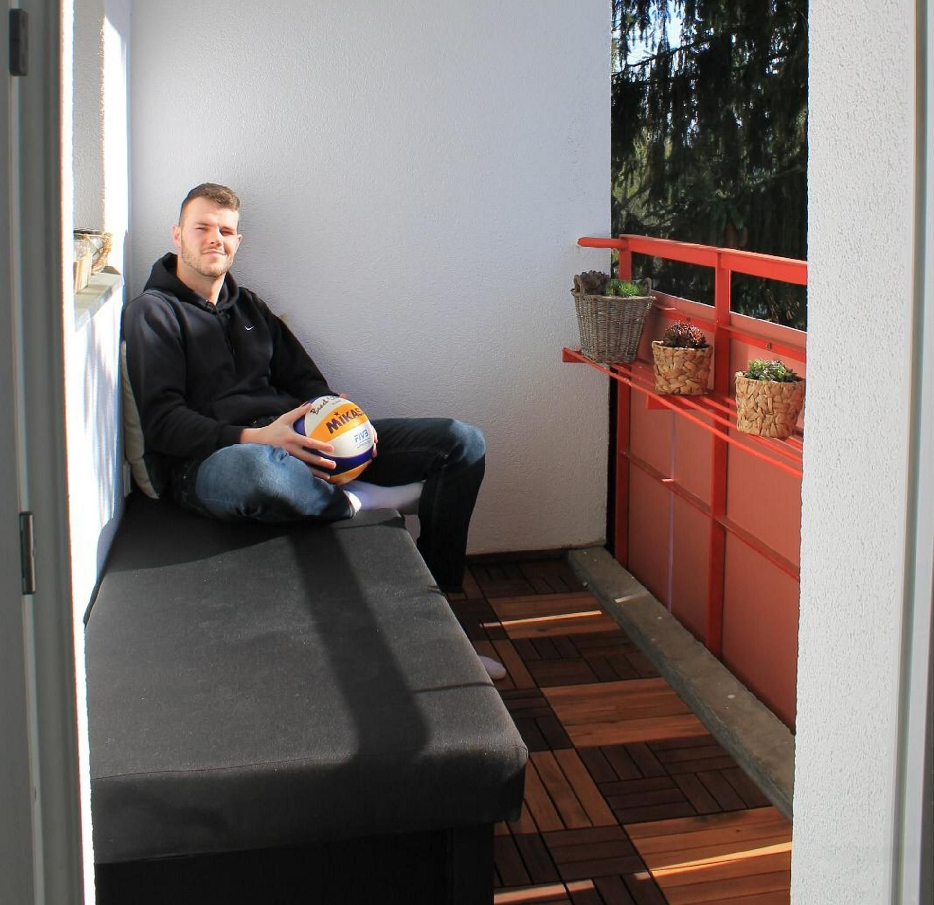 Tim Walzer auf seinem Balkon in Berlin