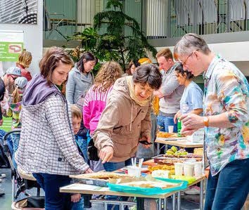 Der Kuchenbasar, den die ehrenamtlichen Hospizhelfer betreuen und reichlich bestücken, kommt immer gut an.