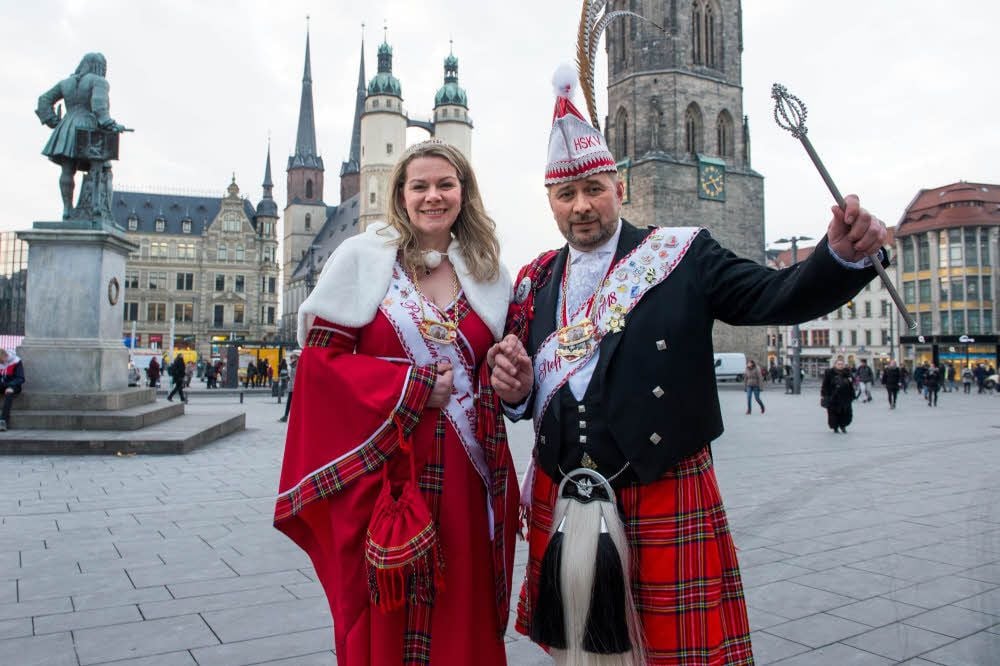 Herrscher bis Aschermittwoch: das Prinzenpaar Peggy und Steffen - im Schottenlook.