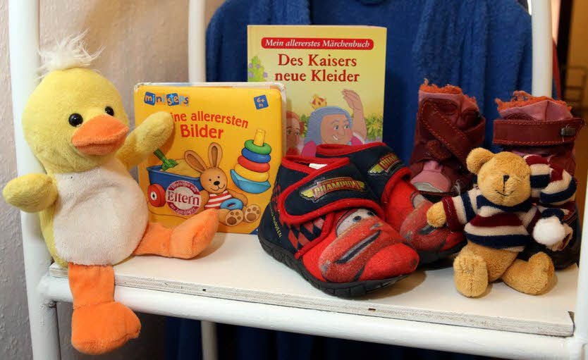 Die Auswahl an Spielzeug und Büchern sowie Kinderkleidung und -schuhen ist momentan äußerst klein.