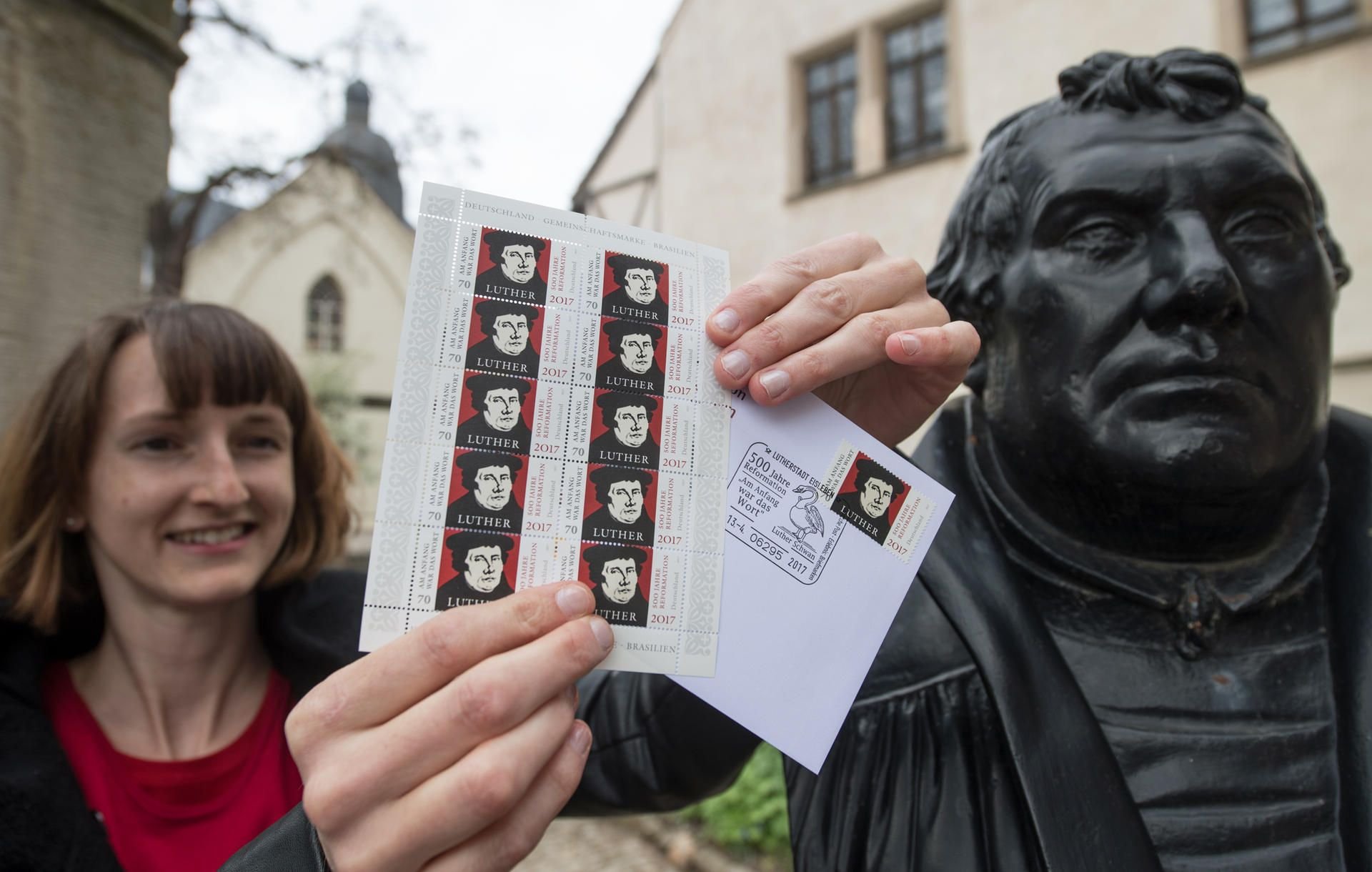 Anlässlich der Erstausgabe der Sonderbriefmarke hat die Deutsche Post in Zusammenarbeit mit der «Stiftung Luthergedenkstätten Sachsen-Anhalt» für diesen Tag in Eisleben und Wittenberg Sonderpostfilialen eingerichtet.