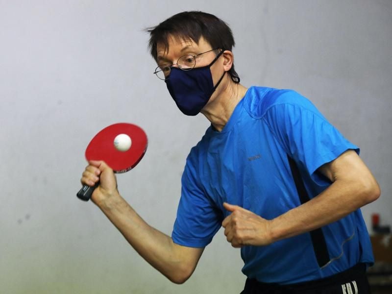 Hält sich mit Tischtennisspielen fit: SPD-Gesundheitsexperte Karl Lauterbach. Foto: Oliver Berg/dpa
