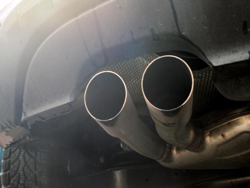 Besitzer alter Diesel-Fahrzeuge sollten so schnell wie möglich die illegale Motor-Software gegen die neue legale Version austauschen lassen. Sonst droht die Stilllegung. Foto: Hendrik Schmidt