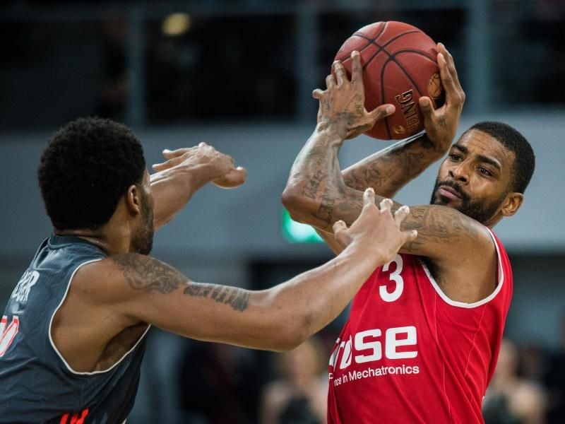 Dorell Wright (r) spielt in der Bundesliga für Brose Bamberg. Foto: Nicolas Armer