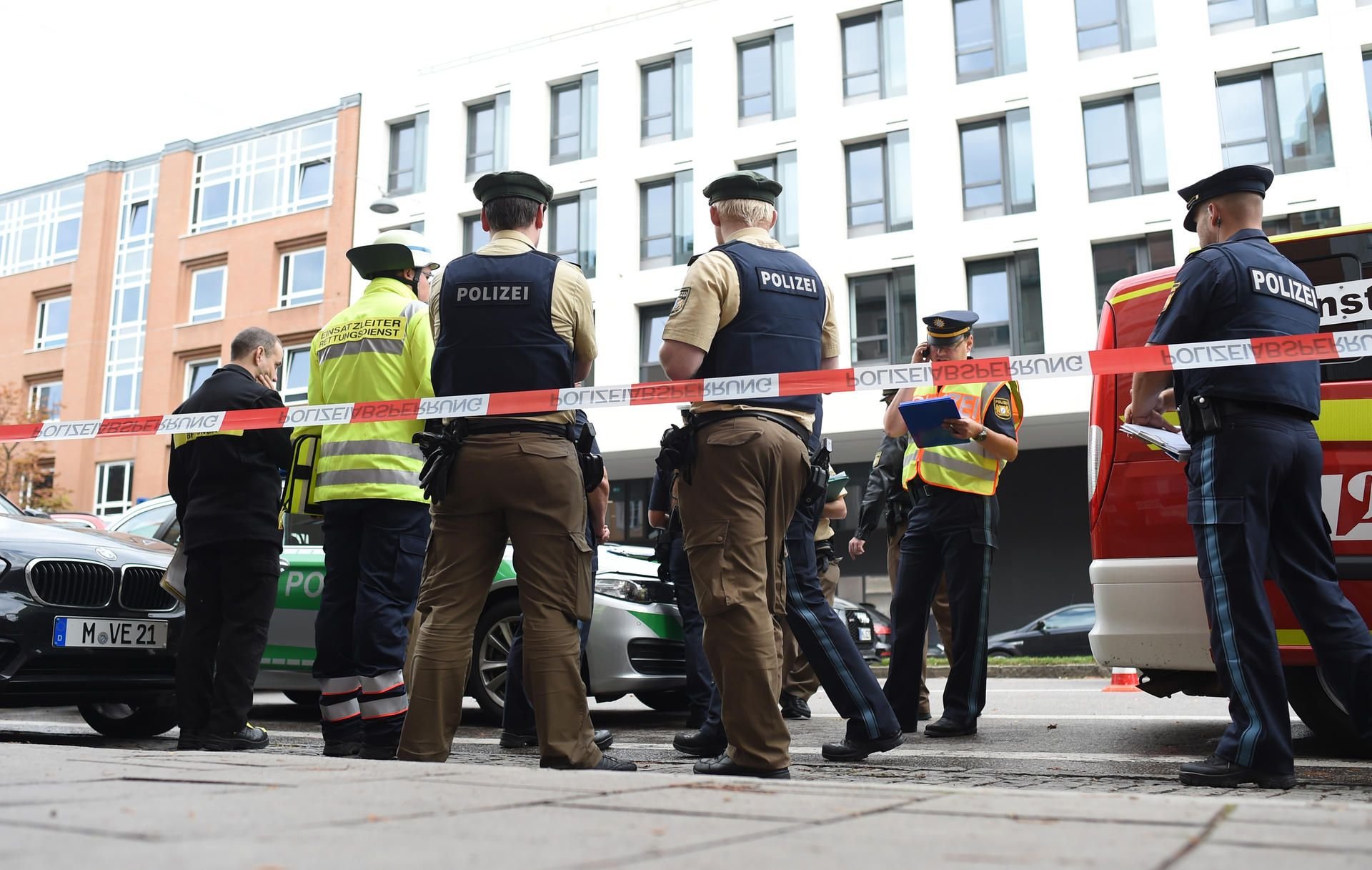 Polizisten stehen am 21.10.2017 am Rosenheimer Platz in München (Bayern).