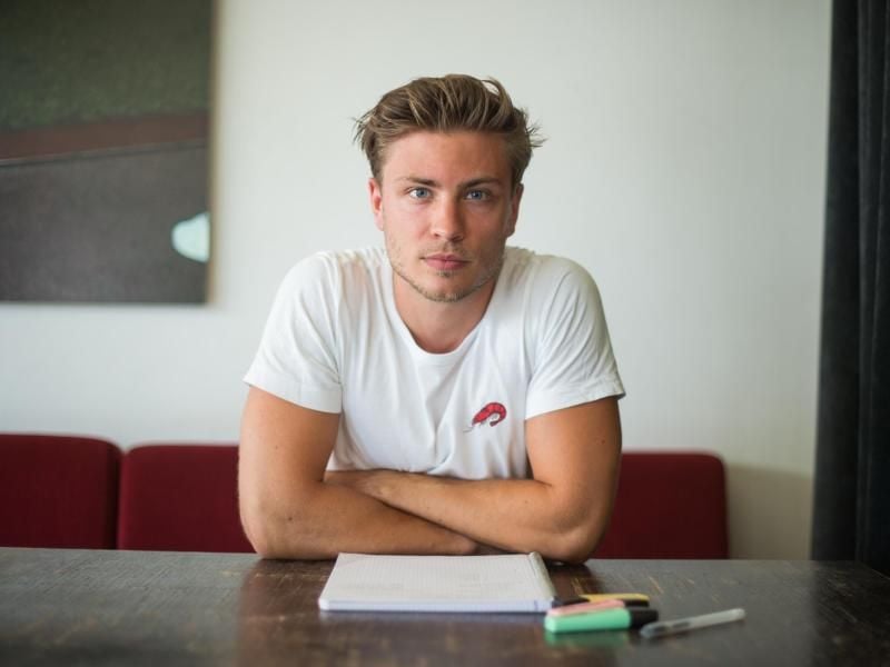 Schauspieler Jannik Schümann in einem Berliner Cafe. Foto: Arne Immanuel Bänsch