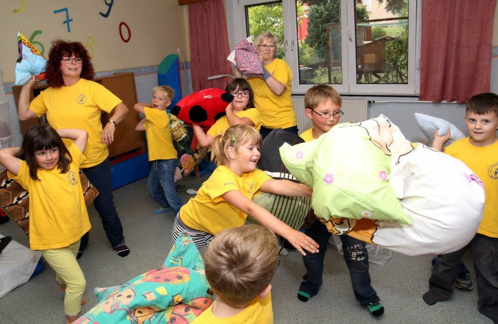 Acht Kinder, die sich Ende Juli aus dem Zwergenland verabschieden, verbrachten eine Nacht in der Kita. Vor der Kissenschlacht (Foto) ernteten die Kinder die Früchte vom Zuckertütenbaum.