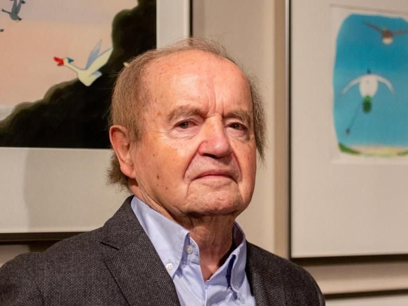 Hans Traxler vor einigen seiner Werke im Museum für Karikatur und Zeichenkunst "Wilhelm Busch" in Hannover. Foto: Raphael Knipping