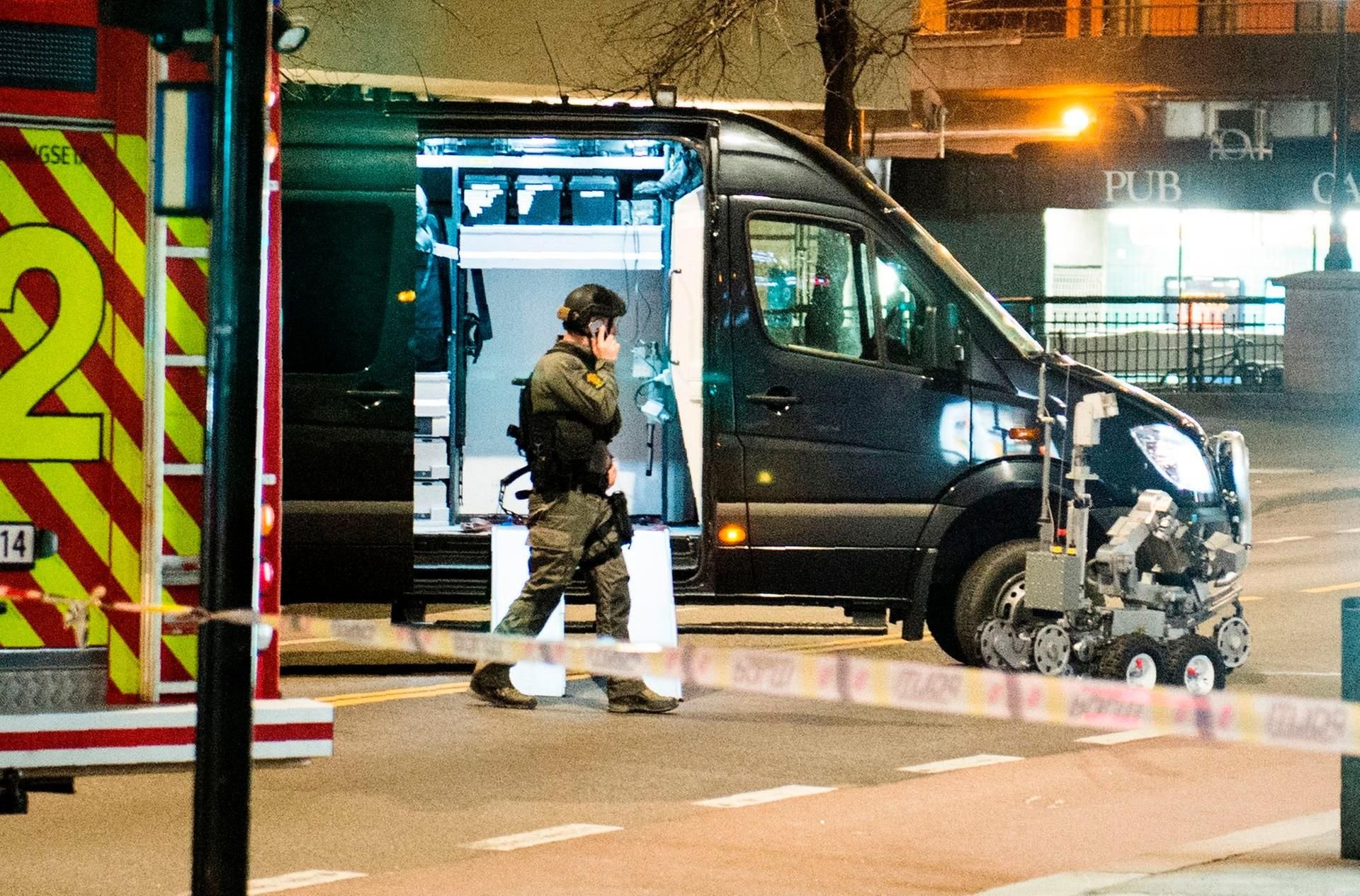 Die Polizei hat einen bombenähnlichen Gegenstand gesprengt.