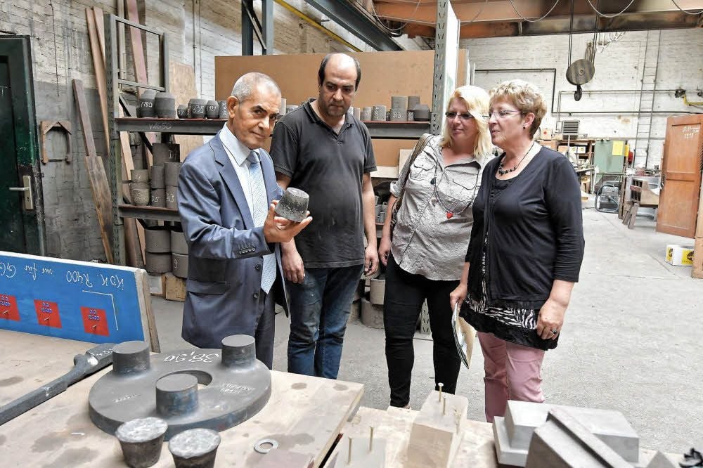 Firmenchef Jamshid Yektai, Mitarbeiter Reza Moradi, Kathrin Baier vom Arbeitgeberservice und Arbeitsagenturchefin Sabine Edner (v.l.n.r.).