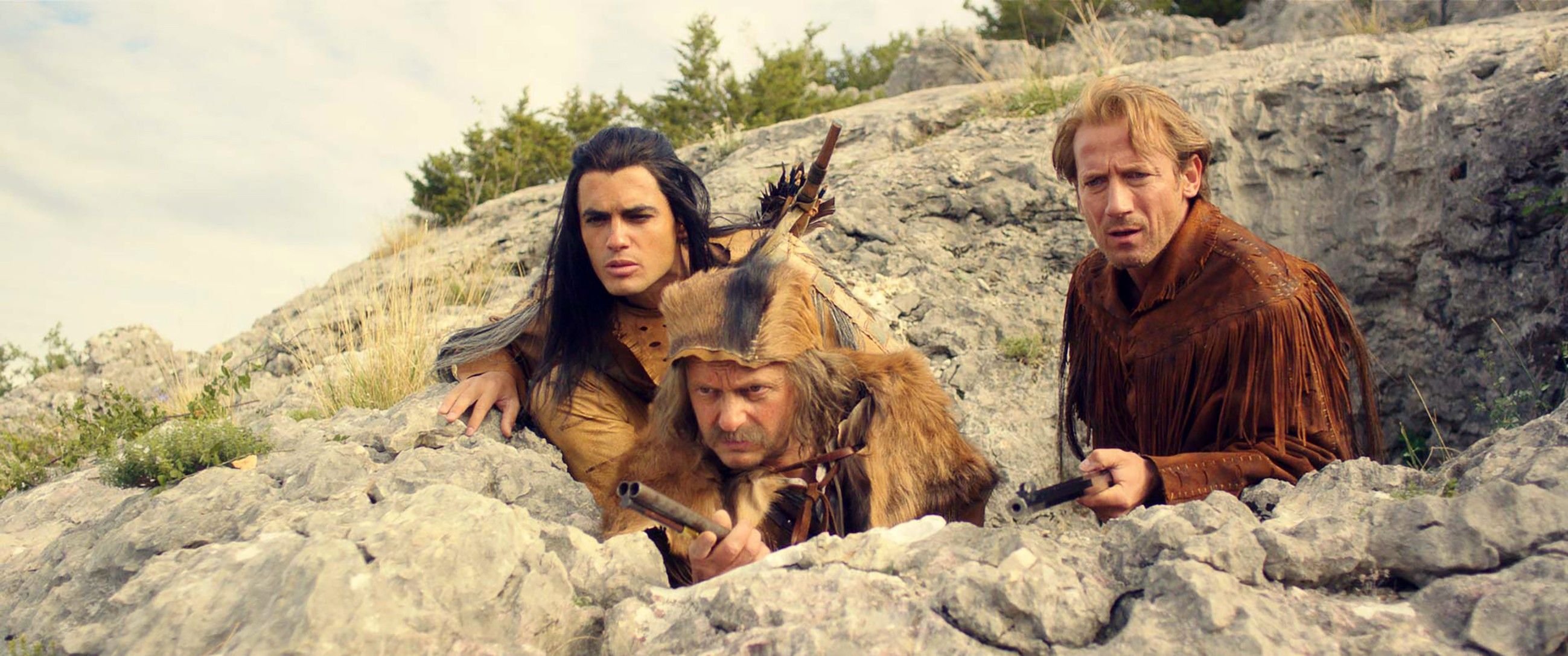 Um Winnetous Schwester aus ihrer Gefangenschaft zu befreien, bleiben (v.l.) Winnetou (Nik Xhelilaj), Sam Hawkens (Milan Peschel) und Old Shatterhand (Wotan Wilke Möhring) den mexikanischen Banditen dicht auf den Fersen.